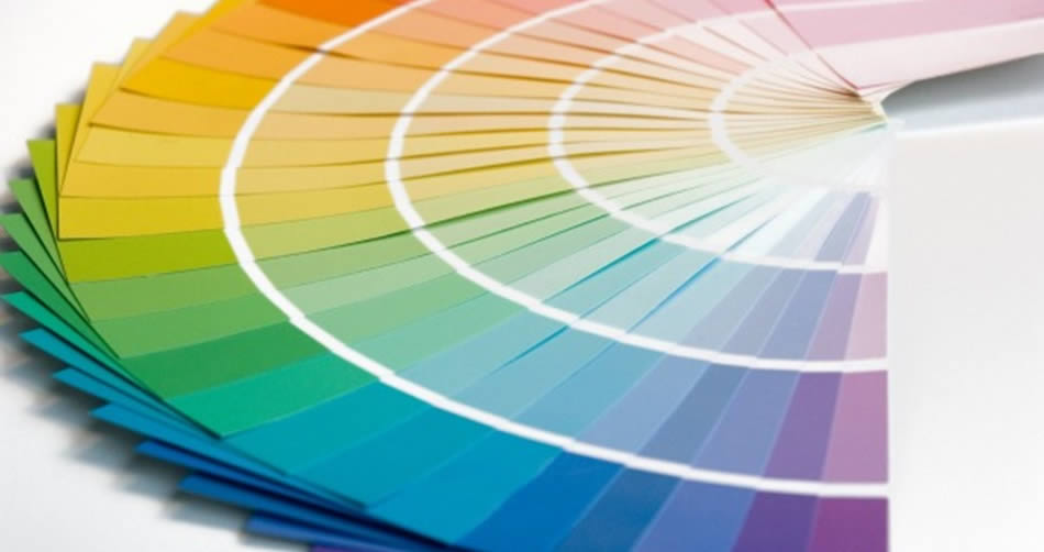 Um profissional qualificado analisa qual a cartela de cores melhor vai combinar com você e harmonizar com sua beleza natural.