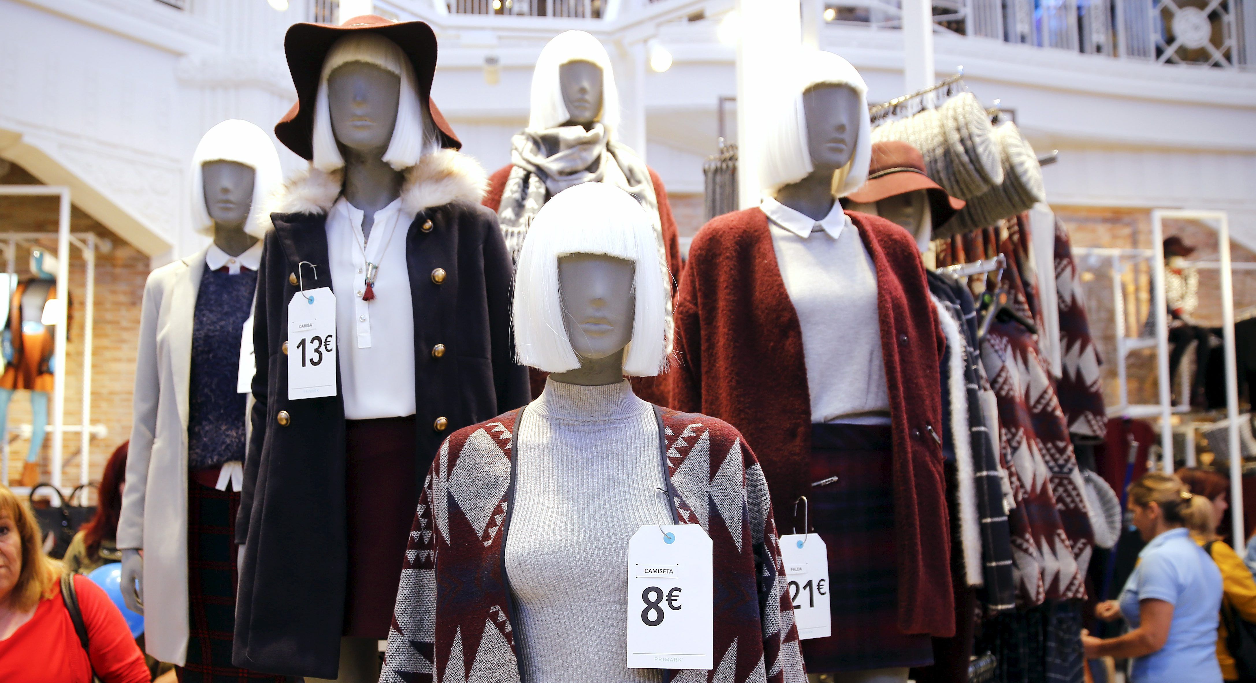 As fast fashions surgiram com uma proposta de colocar no mercado roupas para consumo rápido e com valores baixos. Mas, por trás disso, há diversos impactos sociais e ambientais.
