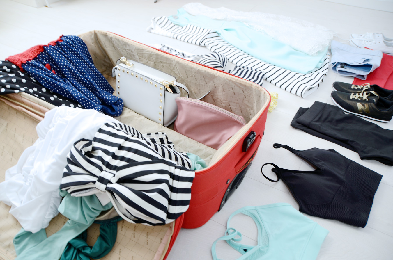 Coloque sempre as peças com tecidos delicados e mais fáceis de amassar por último na mala.