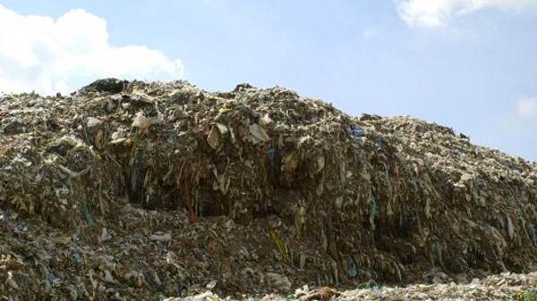 Nem tudo é reciclado: Por ano, milhões de toneladas de lixo proveniente do descarte têxtil vão parar nos aterros sanitários.