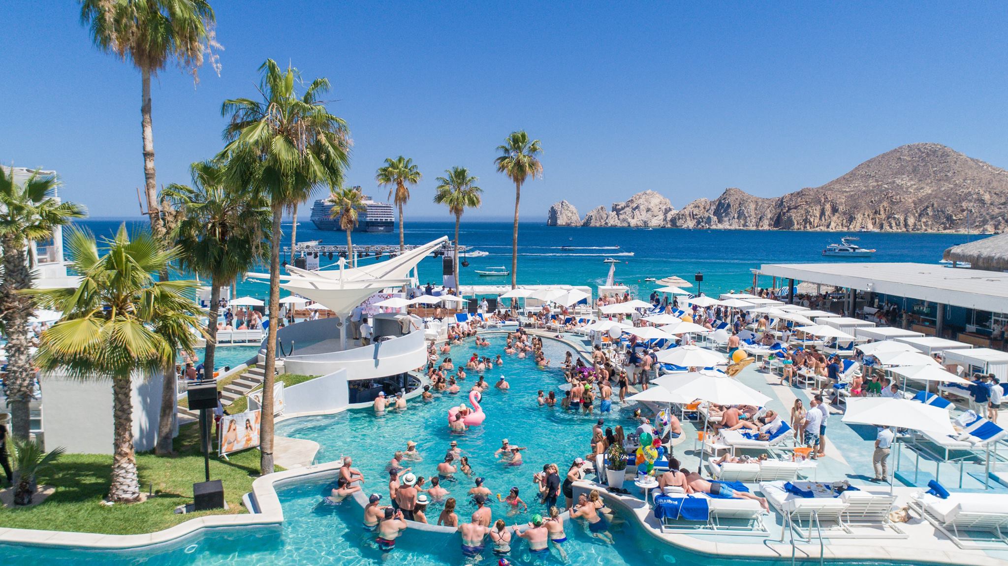 Ibiza é o destino perfeito para quem procura belíssimas praias e muita festa e badalação.