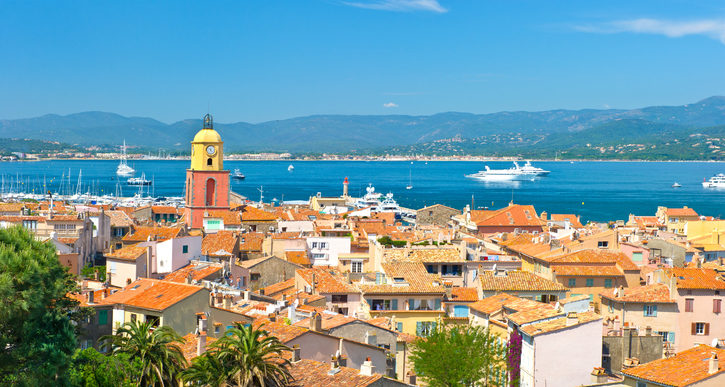O clima bohemio de Saint Tropez e o mar azul encantam os visitantes que escolhem esse destino badalado do verão europeu.