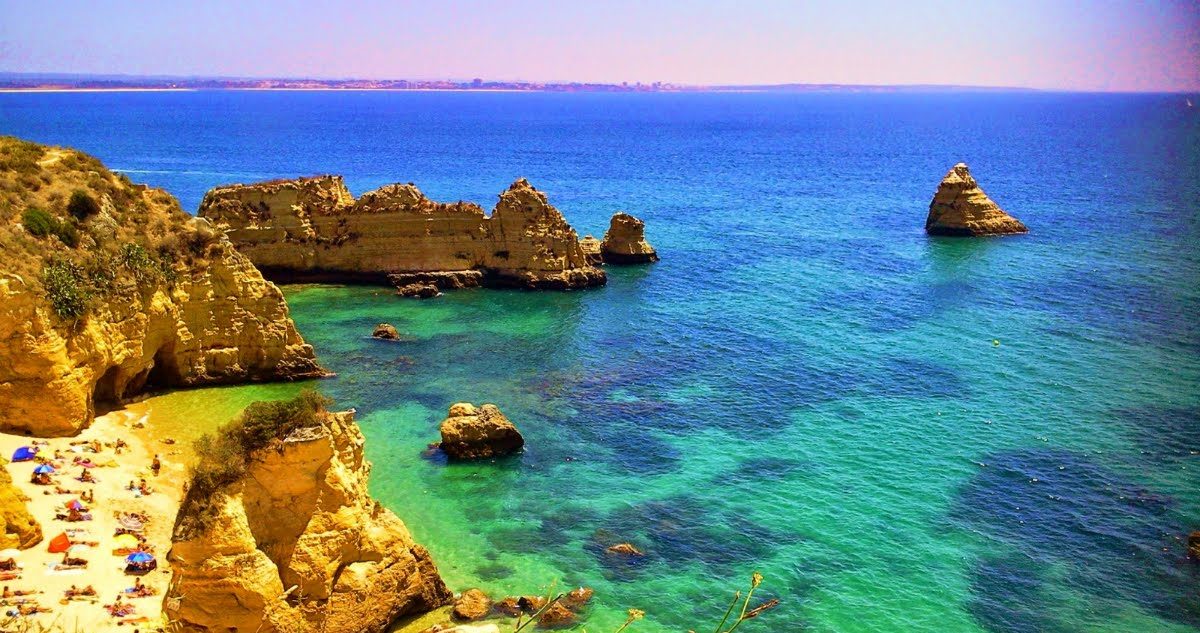 O mar azul de Algarve encanta os diversos perfis de viajantes.
