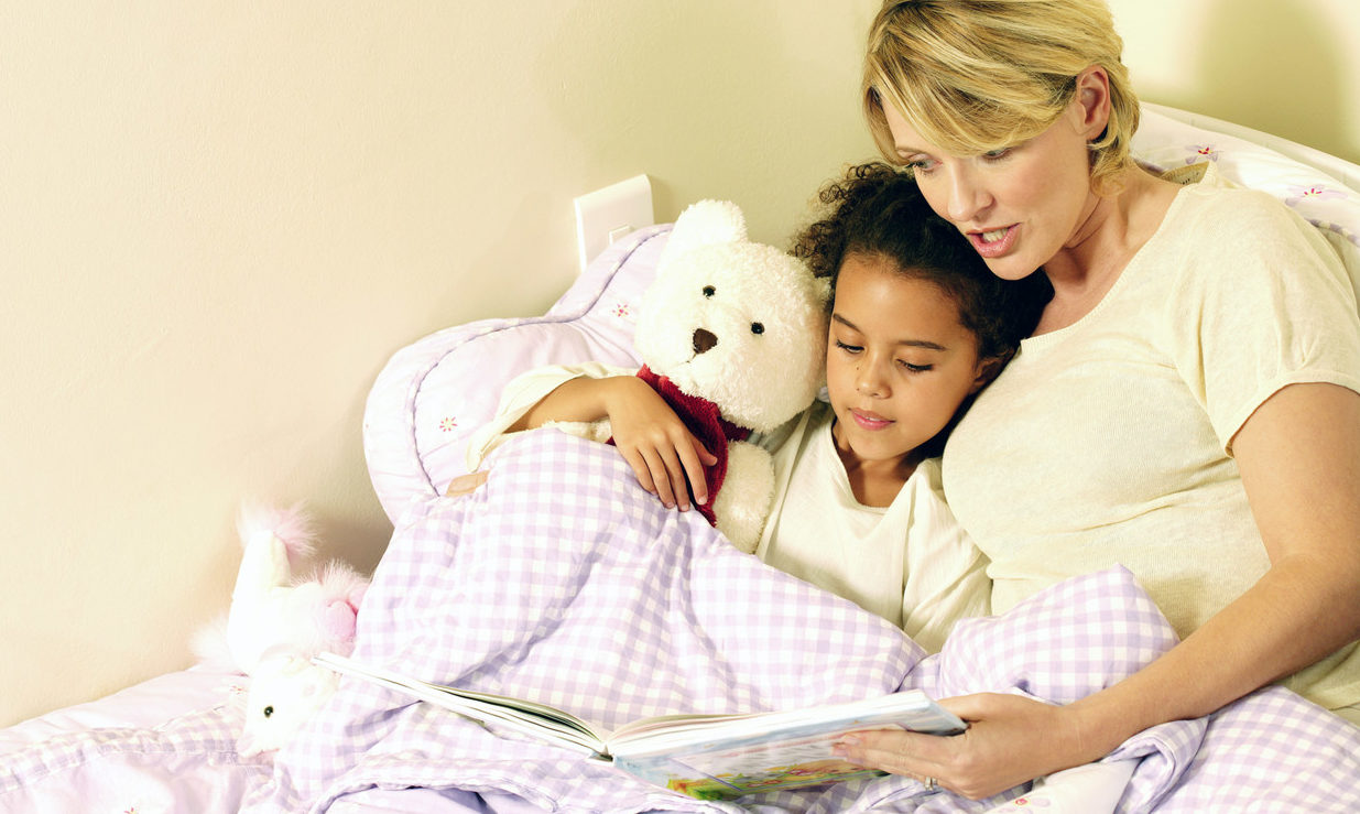 Contar uma história para a criança antes de dormir ajuda a ter uma boa noite de sono.