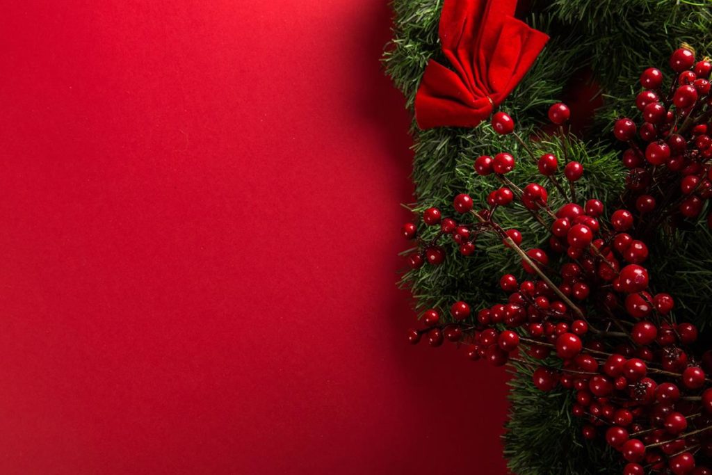O vermelho é a cor predominante do Natal e tem muitos significados, como o amor e a comunhão e também remeter ao azevinho.