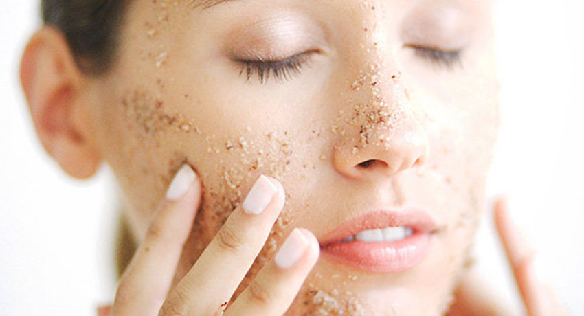 A esfoliação faz a renovação celular da pele, deixando a cutis limpa e macia.