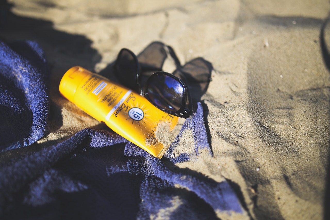 O protetor solar facial deve ser usado não só na praia, mas no dia a dia e até mesmo em casa.