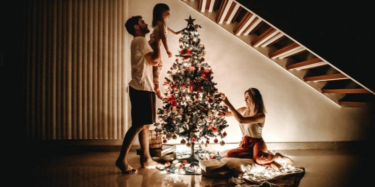 Família montando árvore de Natal.