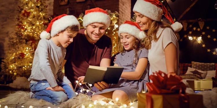 Família unida no Natal.