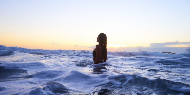 Mulher no mar.